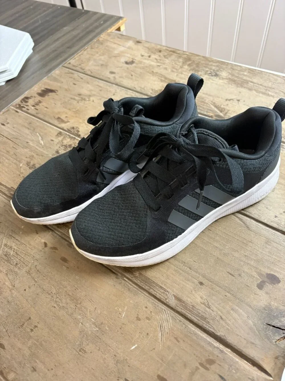 Adidas Sz 9.5, wide shoelace.